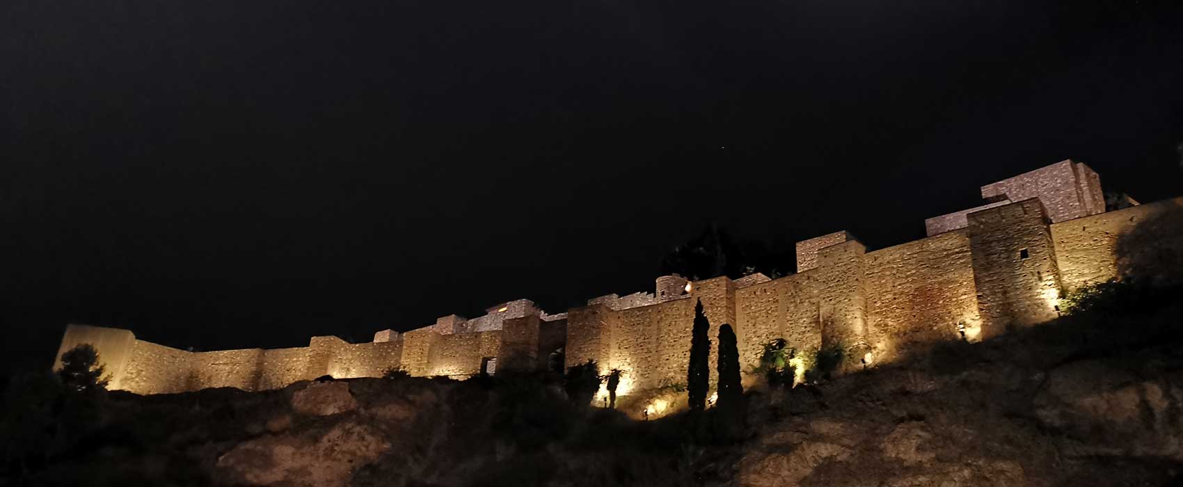 Die Alcazaba von Malaga bei Nacht