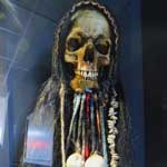 Der Schädel eines Schamanen. Er wurde bei Ausgrabungsarbeiten in Mexico gefunden. Er befindet sich im Originalzustand.