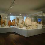 Tongefässe und Marmorfiguren bestimmen die archäologische Sammlung.