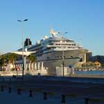 Ein Passagierschiff am Pier 2.