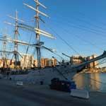 Eine Segelyacht im Hafen von Malaga.