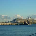 Ein Kreuzfahrtschiff am Terminal im Hafen von Malaga