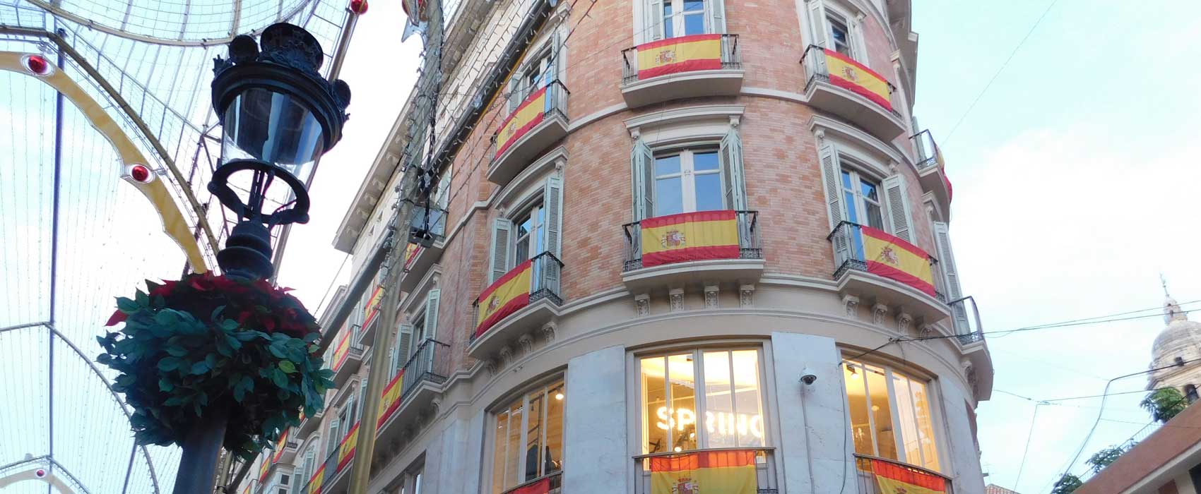 Mit spanischen Flaggen geschmückte Häuserfassade
