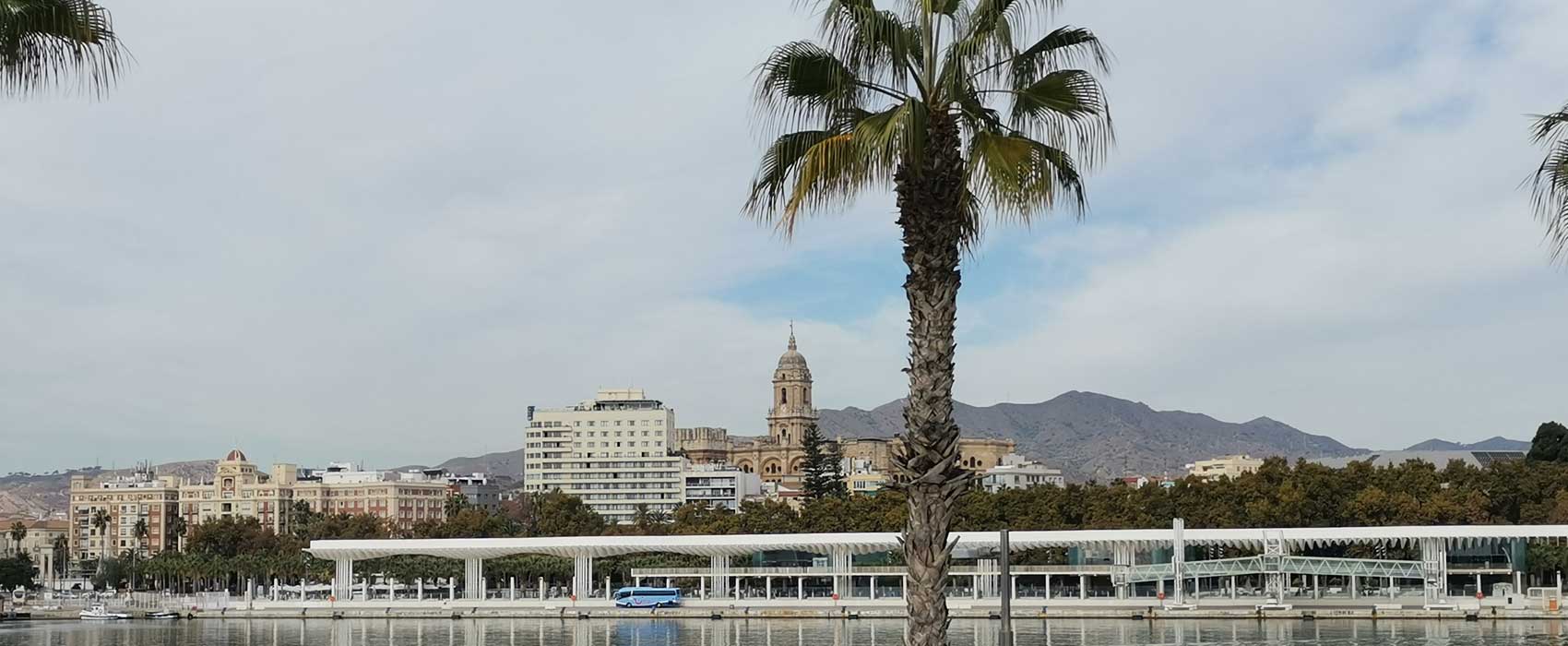 Die Muelle Uno von Malaga mit Blick auf Malaga Spanien