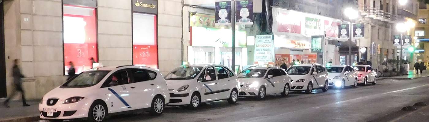 Die Taxen in der Alameda der Stadt Malaga