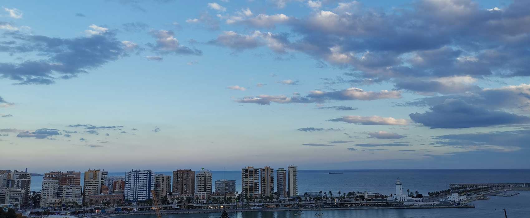 Die Flaniermeile 'Mueele Uno' von Malaga am Abend