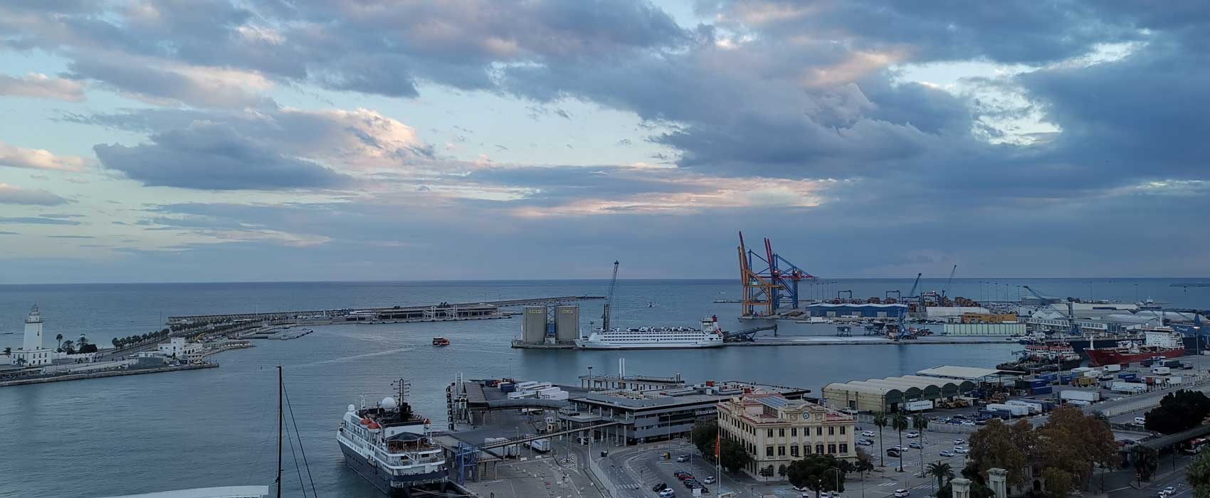 Der hafen von Malaga mit dem Kreuzfahrtterminal