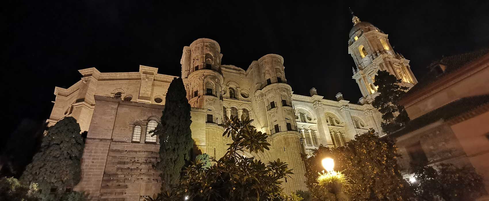 Die Kathedrale von Malaga bei Nacht.