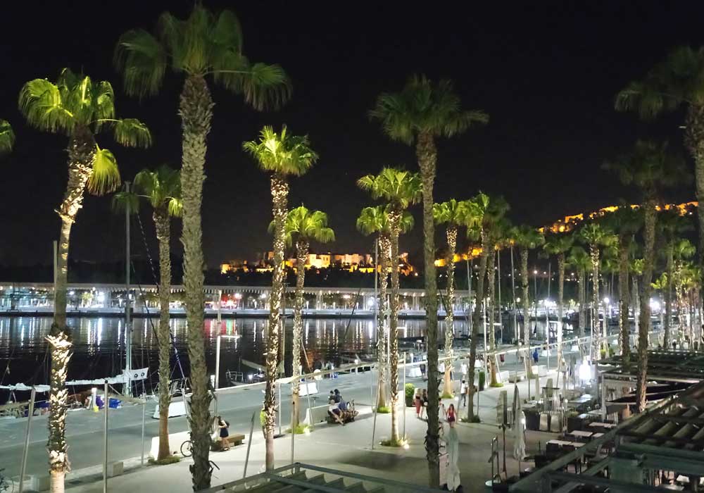 Die Flaniermeile ' Muelle Uno ' am Kreuzfahrtterminal von Malaga Die Flaniermeile ' Muelle Uno ' am Kreuzfahrtterminal von Malaga