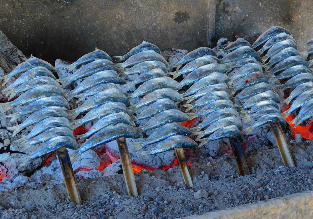 Die typischen Sardinenspiesse werden in Malaga ' Espetos ' genannt.