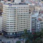 Blick vom Riesenrad von Malaga auf die Dachterrasse des Hotels ' Malaga Palacio '. Die Terrasse ist für alle Besucher zugänglich.