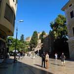 Die Calle Alcazabilla, im Hindergrund der Eingang zur Alcazaba von Malaga.