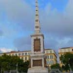 Dieser Obelisk befindet sich auf der Plaza de la Merced wurde zum Andenken an General Torrijos und seine 47 Kameraden errichtet. Sie kämpften für die Einführung einer freiheitlichen Verfassung in Spanien. Im Jahre 1831 wurden sie am Stadtrand Malagas hingerichtet. Ihre sterblichen Überreste befinden sich in einer Krypta unter dem Denkmal.