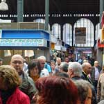 Auch viele Touristen besuchen den Ataranzanas - Markt täglich.