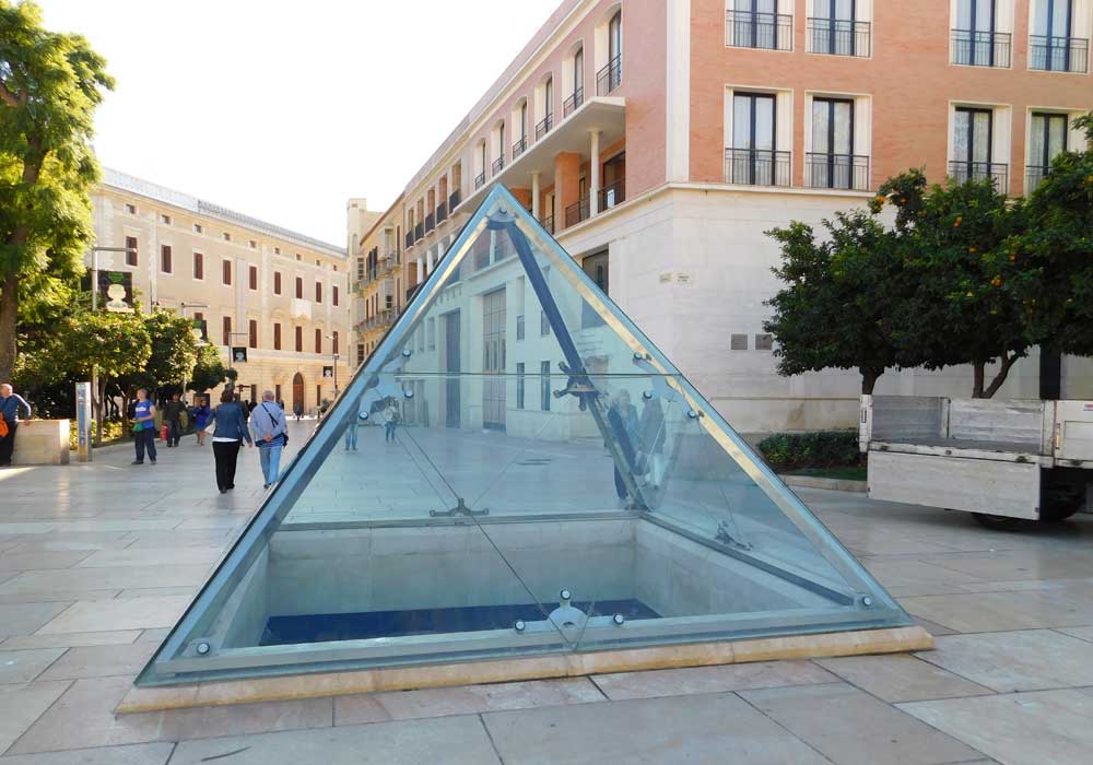 Unter dieser Glaspyramide befindet sich ein antikes Garum-becken.Garum war eine Fischsauce die von den Arabern hergestellt wurde.