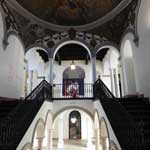 Der Treppenaufgang im Bischofspalast von Malaga.