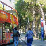 Der Hop On - Hop Off Bus der Stadt Malaga macht auch an der Burg Gibralfaro halt.