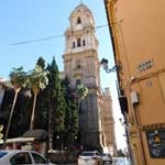 Blick aus der Calle Santa Maria auf die Kathedrale von Malaga.