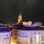 Die beleuchtete Kathedrale von Malaga.