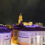 Die beleuchtete Kathedrale von Malaga.