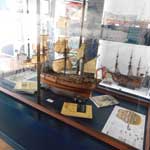 Das Modell eines Segelschiffs.