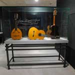 Gitarren der Marke ' Dominguez '. Diese Firma existierte bis 1999 in Malaga.