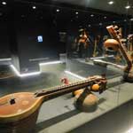 Auch Asien ist mit seinen typischen Musikinstrumenten vertreten.