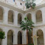 Der imposante Innenhof des Stadtmuseums von Malaga.